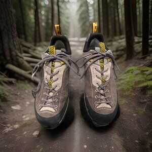 Mens Garmont MNT GORE-TEX Approach Training Shoes Size: 9.5 Color: Taupe